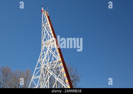 Achterbahndetails isoliert vom blauen Sommerhimmel Stockfoto