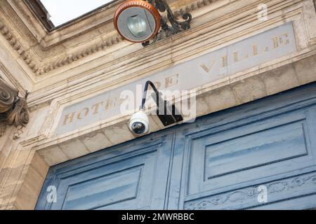 Weiße runde CCTV-Kamera am Hotel de Ville bedeutet Rathaus in bordeaux France Mauer Stockfoto