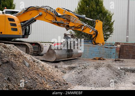 Baggerbagger Hydraulikbrecher Baggerbagger Backoe-Maschinen, die vor Ort arbeiten Stockfoto