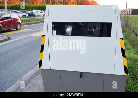 Radarwagen mit Geschwindigkeitsautomatik, moderne Geschwindigkeitsfalle Stockfoto