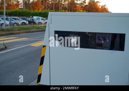 Auto mit automatischer Kamera modernes Radar mit Geschwindigkeitsfallen am Straßenrand Stockfoto