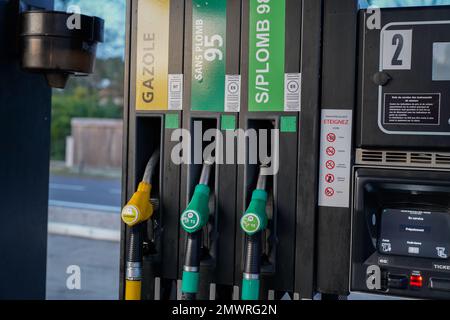 Bordeaux , Aquitaine / Frankreich - 03 03 2020 : Tankstelle für Tankwagen schließen Stockfoto