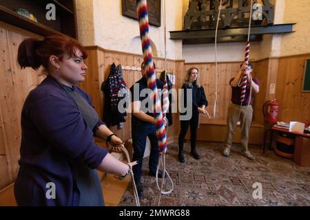 Mitglieder der Young Change Ringer Association (YCRA), einer neuen Generation von Campanologen, die in der St. Mary's Church in Islington, London, Großbritannien, Glockenläuten Stockfoto