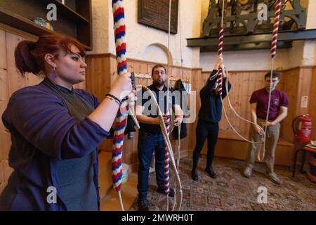 Mitglieder der Young Change Ringer Association (YCRA), einer neuen Generation von Campanologen, die in der St. Mary's Church in Islington, London, Großbritannien, Glockenläuten Stockfoto