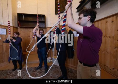 Mitglieder der Young Change Ringer Association (YCRA), einer neuen Generation von Campanologen, die in der St. Mary's Church in Islington, London, Großbritannien, Glockenläuten Stockfoto