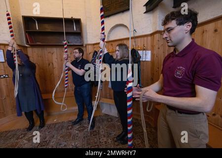 Mitglieder der Young Change Ringer Association (YCRA), einer neuen Generation von Campanologen, die in der St. Mary's Church in Islington, London, Großbritannien, Glockenläuten Stockfoto