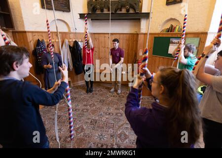 Mitglieder der Young Change Ringer Association (YCRA), einer neuen Generation von Campanologen, die in der St. Mary's Church in Islington, London, Großbritannien, Glockenläuten Stockfoto