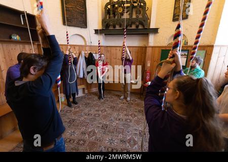 Mitglieder der Young Change Ringer Association (YCRA), einer neuen Generation von Campanologen, die in der St. Mary's Church in Islington, London, Großbritannien, Glockenläuten Stockfoto