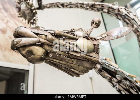 Im Inneren des Millennium Gallery Arundel Gate stand Sheffield eine Skulptur mit dem Titel „Barking Up the Right Tree“ des Künstlers Johnny White. Stockfoto