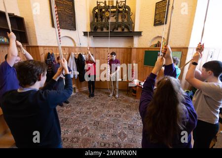 Mitglieder der Young Change Ringer Association (YCRA), einer neuen Generation von Campanologen, die in der St. Mary's Church in Islington, London, Großbritannien, Glockenläuten Stockfoto