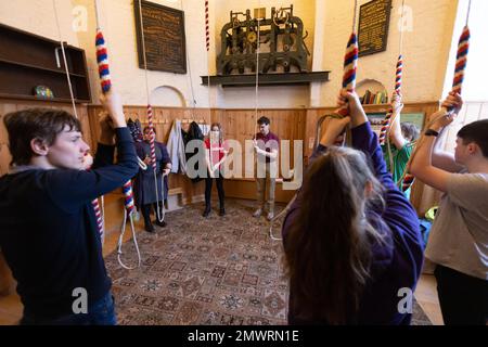 Mitglieder der Young Change Ringer Association (YCRA), einer neuen Generation von Campanologen, die in der St. Mary's Church in Islington, London, Großbritannien, Glockenläuten Stockfoto