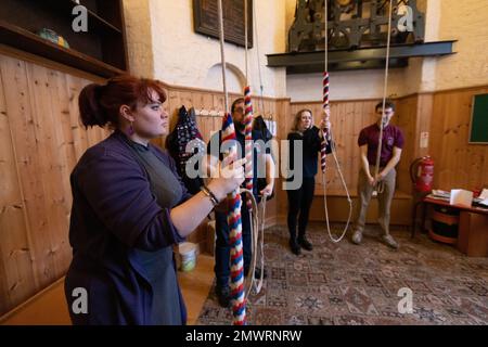 Mitglieder der Young Change Ringer Association (YCRA), einer neuen Generation von Campanologen, die in der St. Mary's Church in Islington, London, Großbritannien, Glockenläuten Stockfoto