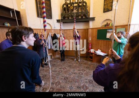 Mitglieder der Young Change Ringer Association (YCRA), einer neuen Generation von Campanologen, die in der St. Mary's Church in Islington, London, Großbritannien, Glockenläuten Stockfoto