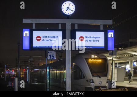 ZWOLLE - Züge von Arriva sind am Bahnhof Zwolle während eines Streiks mit regionalen Verkehrsmitteln arbeitslos. Der regionale Schienenverkehr von Arriva streikt im Osten und Norden des Landes, um ihre Tarifverträge für höhere Gehälter und eine geringere Arbeitsbelastung zu verstärken. ANP VINCENT JANNINK niederlande raus - belgien raus Stockfoto