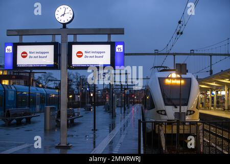 ZWOLLE - Züge von Arriva sind am Bahnhof Zwolle während eines Streiks mit regionalen Verkehrsmitteln arbeitslos. Der regionale Schienenverkehr von Arriva streikt im Osten und Norden des Landes, um ihre Tarifverträge für höhere Gehälter und eine geringere Arbeitsbelastung zu verstärken. ANP VINCENT JANNINK niederlande raus - belgien raus Stockfoto