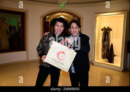 Maximilian Seitz und Falk-Willy Wild bei der Anja Gockel Fashion Show „Seven Senses“ auf der Berliner Modewoche Herbst/Winter 2023 im Hotel Adlon Kem Stockfoto