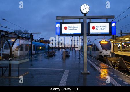 ZWOLLE - Züge von Arriva sind am Bahnhof Zwolle während eines Streiks mit regionalen Verkehrsmitteln arbeitslos. Der regionale Schienenverkehr von Arriva streikt im Osten und Norden des Landes, um ihre Tarifverträge für höhere Gehälter und eine geringere Arbeitsbelastung zu verstärken. ANP VINCENT JANNINK niederlande raus - belgien raus Stockfoto