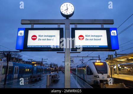 ZWOLLE - Züge von Arriva sind am Bahnhof Zwolle während eines Streiks mit regionalen Verkehrsmitteln arbeitslos. Der regionale Schienenverkehr von Arriva streikt im Osten und Norden des Landes, um ihre Tarifverträge für höhere Gehälter und eine geringere Arbeitsbelastung zu verstärken. ANP VINCENT JANNINK niederlande raus - belgien raus Stockfoto