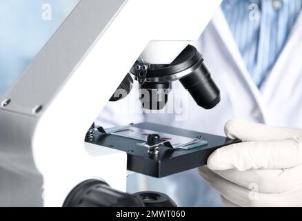 Wissenschaftler mit Mikroskop im Labor, Nahaufnahme. Virusforschung Stockfoto