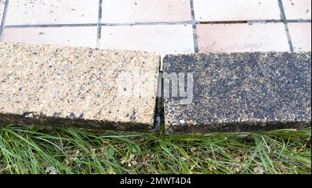 Bodenplatten auf der Bürgerterrasse werden vor und nach der Reinigung mit einem Hochdruckstrahl gereinigt Stockfoto