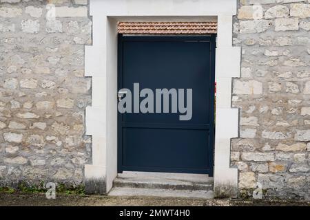 Tür grau modern auf Fassade grau hoch geschlossenes dunkles Metall-Heimtor am Eingang des Hauses Stockfoto