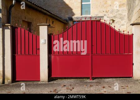 Eingang - rotes Metallhaus - Portaltür eines klassischen Hauses Stockfoto