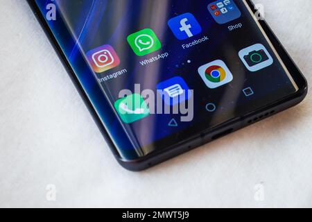 Die Apps der sozialen Netzwerke Facebook, WhatsApp und Instagram werden auf dem Smartphone Huawei P30pro Kiew, Ukraine - Desember 08, 2019 angezeigt Stockfoto