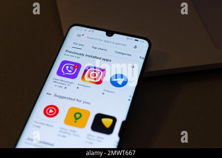 Die Apps der sozialen Netzwerke Viber, Telegram und Instagram werden auf dem Smartphone Huawei P30pro Kiew, Ukraine - 03. Januar 2020 angezeigt: Stockfoto