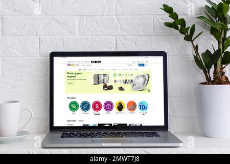 Kiew, Ukraine - 10. November 2019: MacBook Internet Shopping Service eBay auf dem Bildschirm. MacBook wurde erstellt und entwickelt Stockfoto