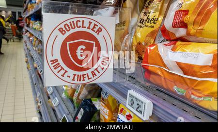 Bordeaux , Aquitaine France - 30 01 2023 : E.Leclerc bouclier Anti Inflation Zeichen Marke französischer Supermarkt leclerc Logo Textschild für Basisprodukt Stockfoto