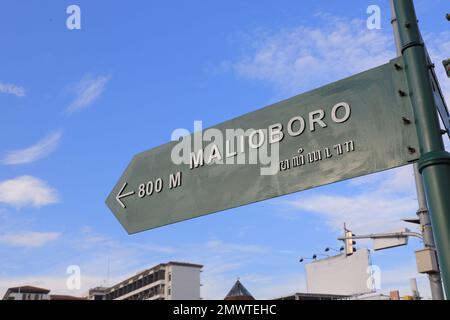 Malioboro Straßenschilder am Yogyakarta Monument (Indonesisch: Tugu Yogyakarta). Yogyakarta, Indonesien - 05. März 2021. Stockfoto