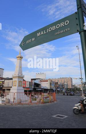 Malioboro Straßenschilder am Yogyakarta Monument (Indonesisch: Tugu Yogyakarta). Yogyakarta, Indonesien - 05. März 2021. Stockfoto
