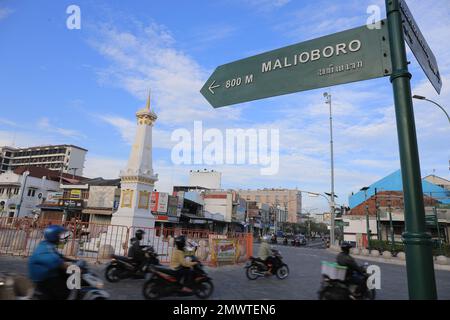 Malioboro Straßenschilder am Yogyakarta Monument (Indonesisch: Tugu Yogyakarta). Yogyakarta, Indonesien - 05. März 2021. Stockfoto