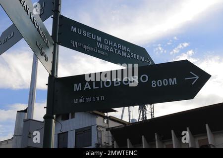 Malioboro Straßenschilder am Yogyakarta Monument (Indonesisch: Tugu Yogyakarta). Yogyakarta, Indonesien - 05. März 2021. Stockfoto