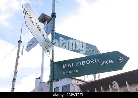 Malioboro Straßenschilder am Yogyakarta Monument (Indonesisch: Tugu Yogyakarta). Yogyakarta, Indonesien - 05. März 2021. Stockfoto