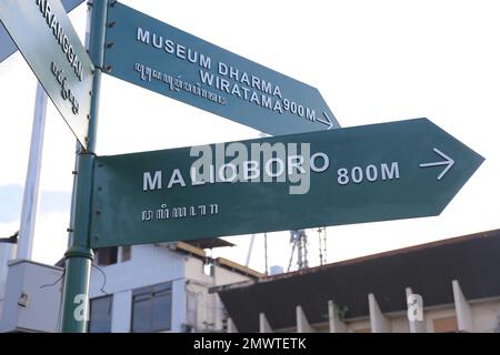 Malioboro Straßenschilder am Yogyakarta Monument (Indonesisch: Tugu Yogyakarta). Yogyakarta, Indonesien - 05. März 2021. Stockfoto