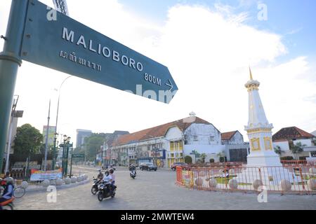 Malioboro Straßenschilder am Yogyakarta Monument (Indonesisch: Tugu Yogyakarta). Yogyakarta, Indonesien - 05. März 2021. Stockfoto