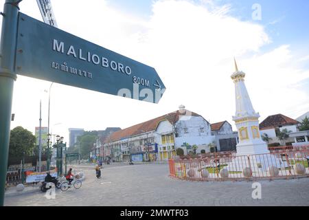 Malioboro Straßenschilder am Yogyakarta Monument (Indonesisch: Tugu Yogyakarta). Yogyakarta, Indonesien - 05. März 2021. Stockfoto