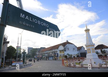 Malioboro Straßenschilder am Yogyakarta Monument (Indonesisch: Tugu Yogyakarta). Yogyakarta, Indonesien - 05. März 2021. Stockfoto