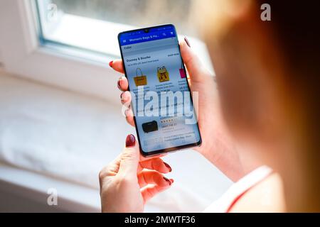 EBay, Smartphone auf dem Bildschirm. Nahaufnahme mobiler Anwendungen für Shopping und E-Commerce. Kiew, Ukraine - 26. November 2019 Stockfoto