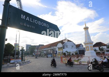 Malioboro Straßenschilder am Yogyakarta Monument (Indonesisch: Tugu Yogyakarta). Yogyakarta, Indonesien - 05. März 2021. Stockfoto