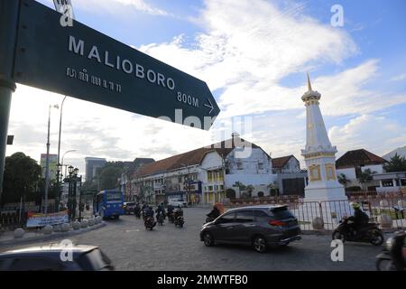 Malioboro Straßenschilder am Yogyakarta Monument (Indonesisch: Tugu Yogyakarta). Yogyakarta, Indonesien - 05. März 2021. Stockfoto