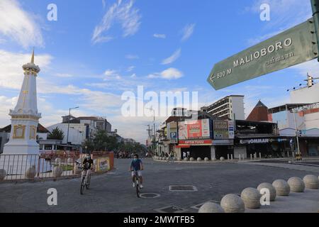 Malioboro Straßenschilder am Yogyakarta Monument (Indonesisch: Tugu Yogyakarta). Yogyakarta, Indonesien - 05. März 2021. Stockfoto