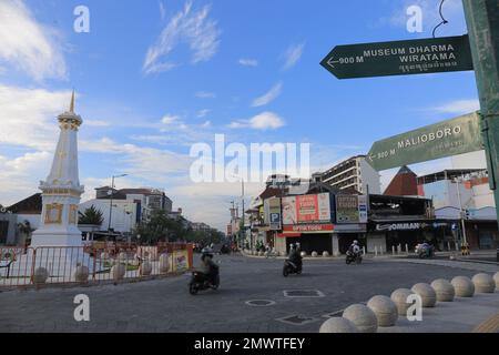 Malioboro Straßenschilder am Yogyakarta Monument (Indonesisch: Tugu Yogyakarta). Yogyakarta, Indonesien - 05. März 2021. Stockfoto