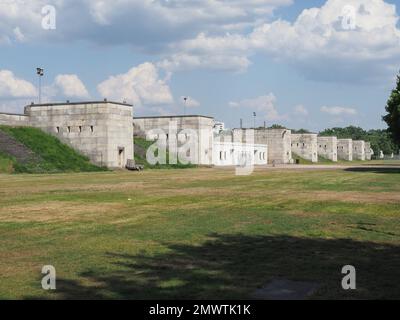Zeppelinfeld Übersetzung Zeppelin Field entworfen von dem Architekten Albert Speer im Rahmen des Reichsparteiverallungsgeldes in Nürnberg, Deutschland Stockfoto