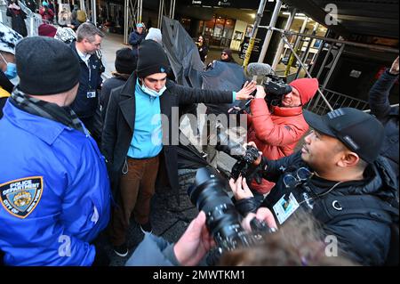 New York, USA. 01. Februar 2023. Ein unidentifizierter Mann blockiert Mitglieder der Presse als neue Migranten in die Vereinigten Staaten, die Asyl suchen, an Bord eines Busses vor dem Watson Hotel, New York, NY, 1. Februar 2023. Die Stadt hat alleingewanderte Männer gebeten, in einen Unterschlupf umzuziehen, der am Brooklyn Cruise Terminal eingerichtet wurde, damit die Stadt das Watson Hotel für Familien nutzen kann. (Foto: Anthony Behar/Sipa USA) Guthaben: SIPA USA/Alamy Live News Stockfoto