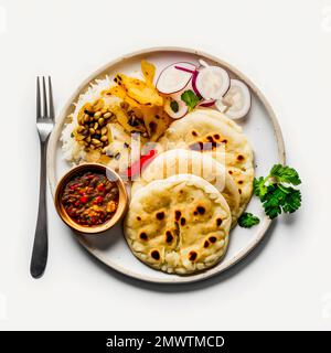 Pupusas auf weißem Hintergrund-Nahrungsmittelfotografie. Hochwertige Bilder halten die traditionellen Aromen und Texturen dieses beliebten Street Food in einem modernen Ambiente fest Stockfoto