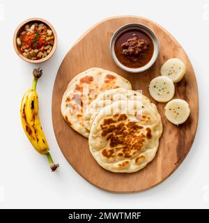 Pupusas auf weißem Hintergrund-Nahrungsmittelfotografie. Hochwertige Bilder halten die traditionellen Aromen und Texturen dieses beliebten Street Food in einem modernen Ambiente fest Stockfoto