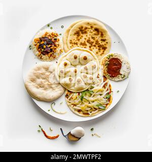 Pupusas auf weißem Hintergrund-Nahrungsmittelfotografie. Hochwertige Bilder halten die traditionellen Aromen und Texturen dieses beliebten Street Food in einem modernen Ambiente fest Stockfoto