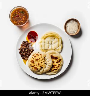 Pupusas auf weißem Hintergrund-Nahrungsmittelfotografie. Hochwertige Bilder halten die traditionellen Aromen und Texturen dieses beliebten Street Food in einem modernen Ambiente fest Stockfoto